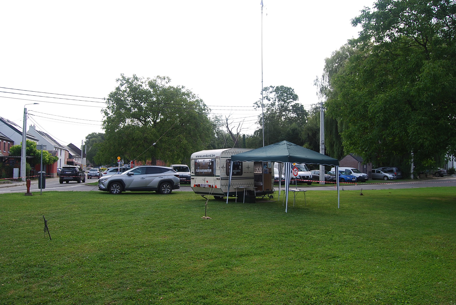Antenne et caravane radio ON4CRD à la fête des Aischois